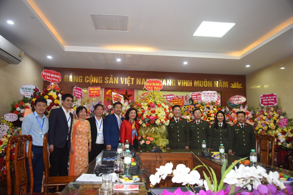 Đồng chí Đại tá Lê Văn Thái  - Phó Giám đốc Công an tỉnh chúc mừng Sở Y tế Nghệ An
