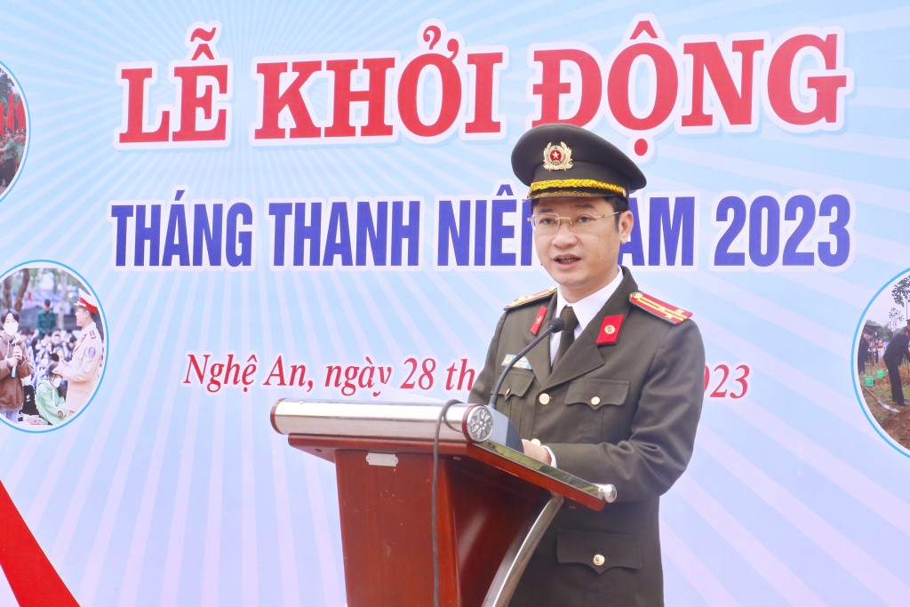 Đồng chí Thượng tá Trần Ngọc Tuấn - Phó Giám đốc Công an tỉnh phát biểu tại buổi lễ