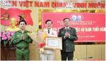 Trao huy hiệu 40 năm tuổi Đảng tặng đồng chí Thiếu tướng Nguyễn Hữu Cầu