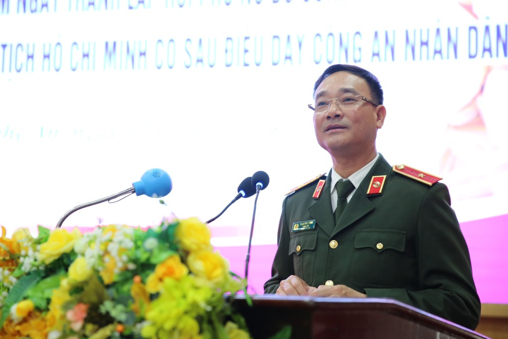 Đồng chí Thiếu tướng Phạm Thế Tùng, Uỷ viên Ban Thường vụ Tỉnh uỷ, Bí thư Đảng uỷ, Giám đốc Công an tỉnh phát biểu tại buổi lễ