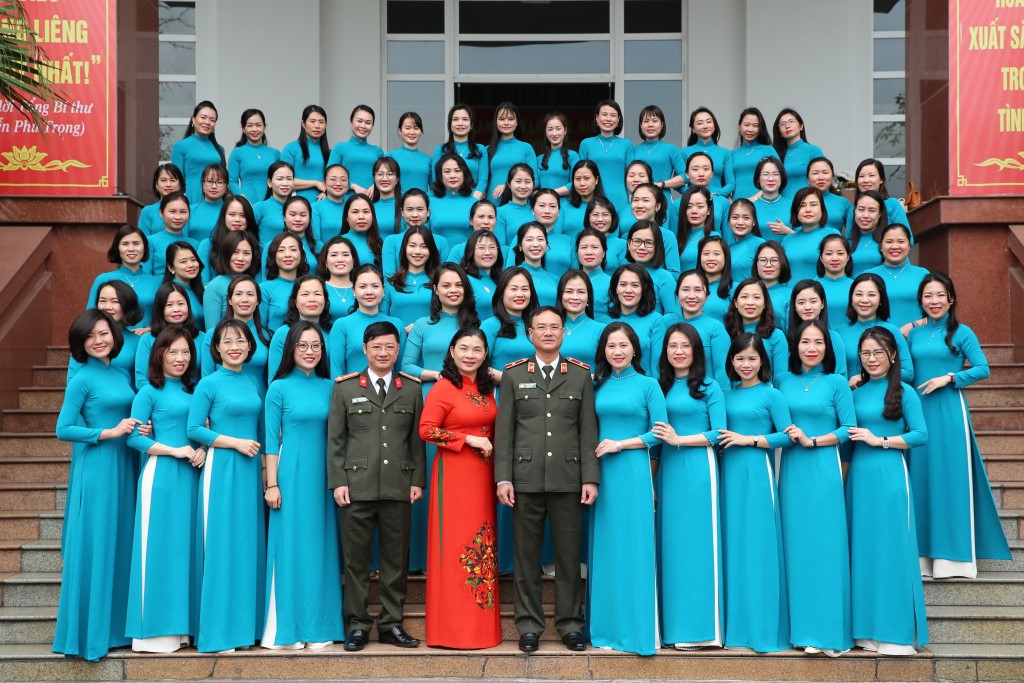 Lãnh đạo Công an tỉnh, lãnh đạo các phòng chụp ảnh lưu niệm cùng với Hội Phụ nữ Công an Nghệ An