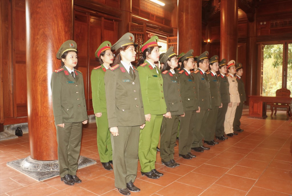 Trước đó, Hội Phụ nữ Công an Nghệ An về Khu Di tích quốc gia đặc biệt Kim Liên dâng hoa, dâng hương bày tỏ lòng biết ơn trước công lao to lớn của Chủ tịch Hồ Chí Minh