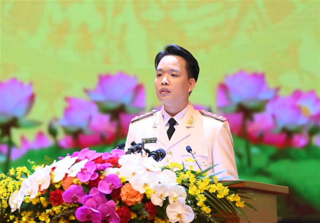 Đại uý Nguyễn Văn Tân phát biểu tại buổi Lễ.