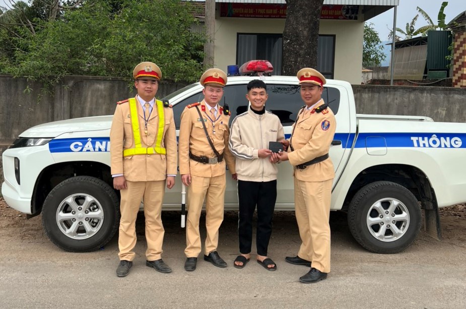 Tổ công tác Đội Cảnh sát giao thông Công an huyện Tân Kỳ trao trả chiếc ví đánh rơi cho em Vy Tiến Dũng