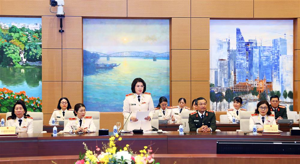 Thiếu tướng Ngô Hoài Thu, Phó Cục trưởng Cục Công tác đảng và công tác chính trị, Trưởng Ban phụ nữ CAND báo cáo kết quả hoạt động của Hội phụ nữ Bộ Công an.