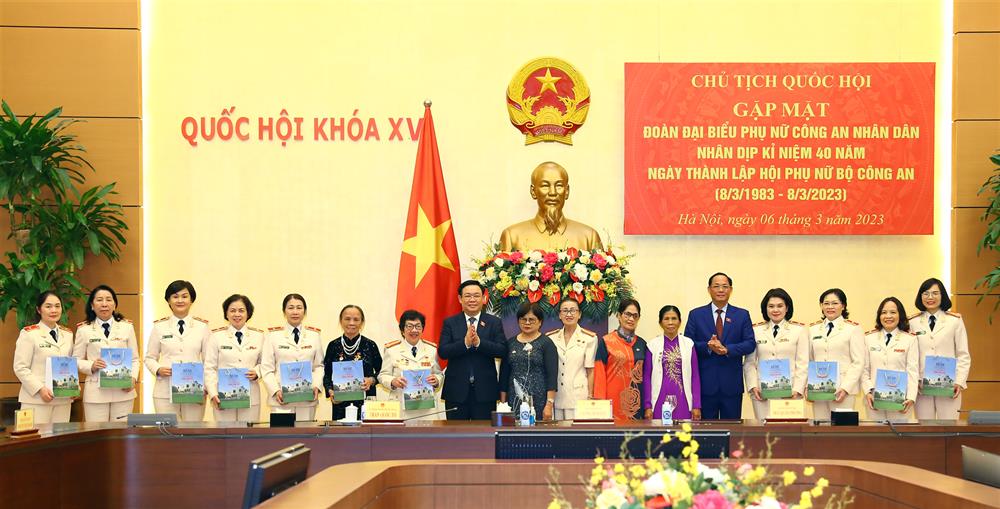 Chủ tịch Quốc hội Vương Đình Huệ tặng quà các đại biểu.