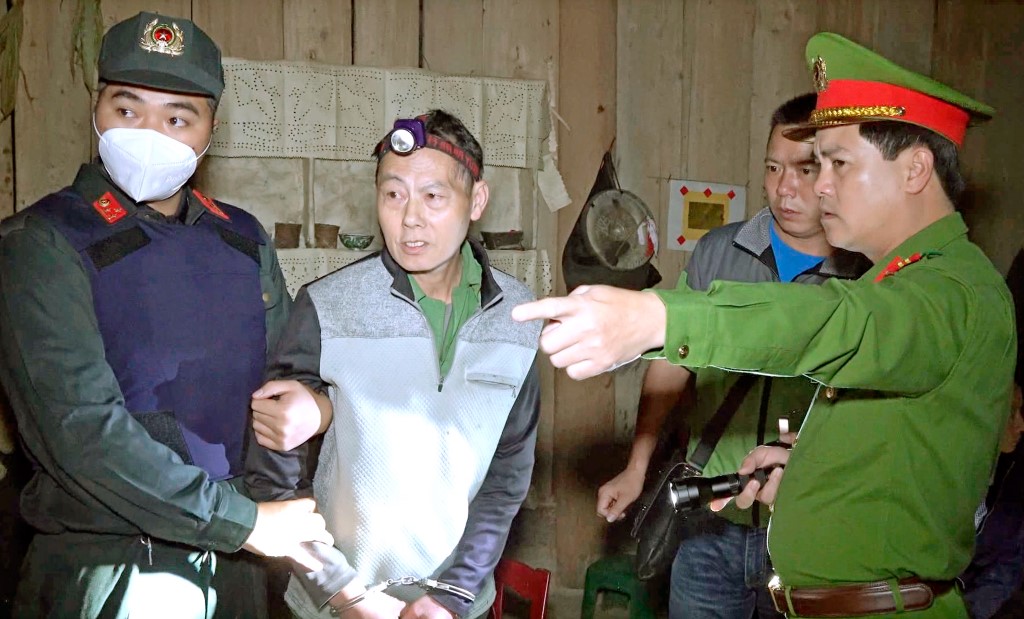 Đồng chí Đại tá Nguyễn Đức Hải, Phó Giám đốc Công an tỉnh trực tiếp chỉ đạo các lực lượng tấn công đồng loạt vào 12 tụ điểm ma túy phức tạp tại các xã biên giới huyện Quế Phong (tháng 4/2022)
