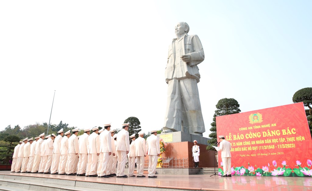Đoàn đại biểu dâng hương tưởng niệm trước tượng đài Chủ tịch Hồ Chí Minh