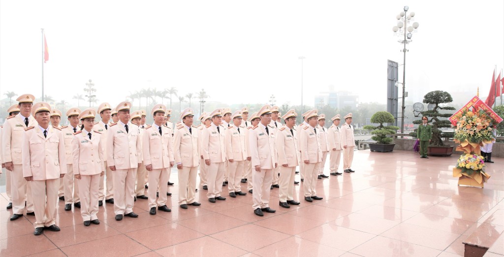 Đoàn đại biểu thành kính tưởng nhớ tới công lao to lớn của Chủ tịch Hồ Chí Minh