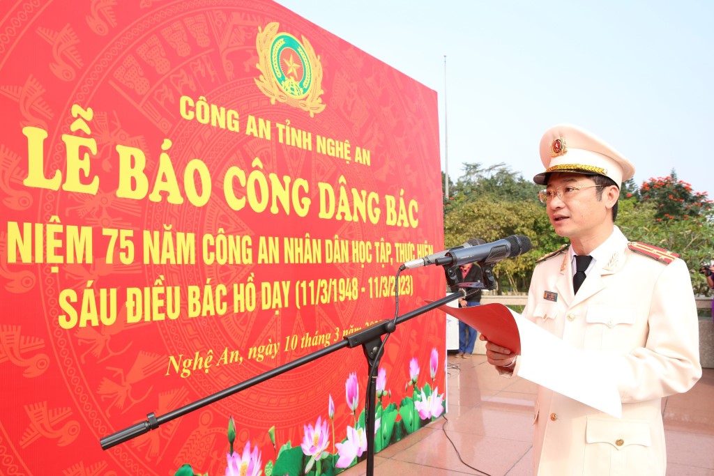 Đồng chí Thượng tá Trần Ngọc Tuấn, Phó Giám đốc Công an tỉnh báo công lên anh linh Chủ tịch Hồ Chí Minh