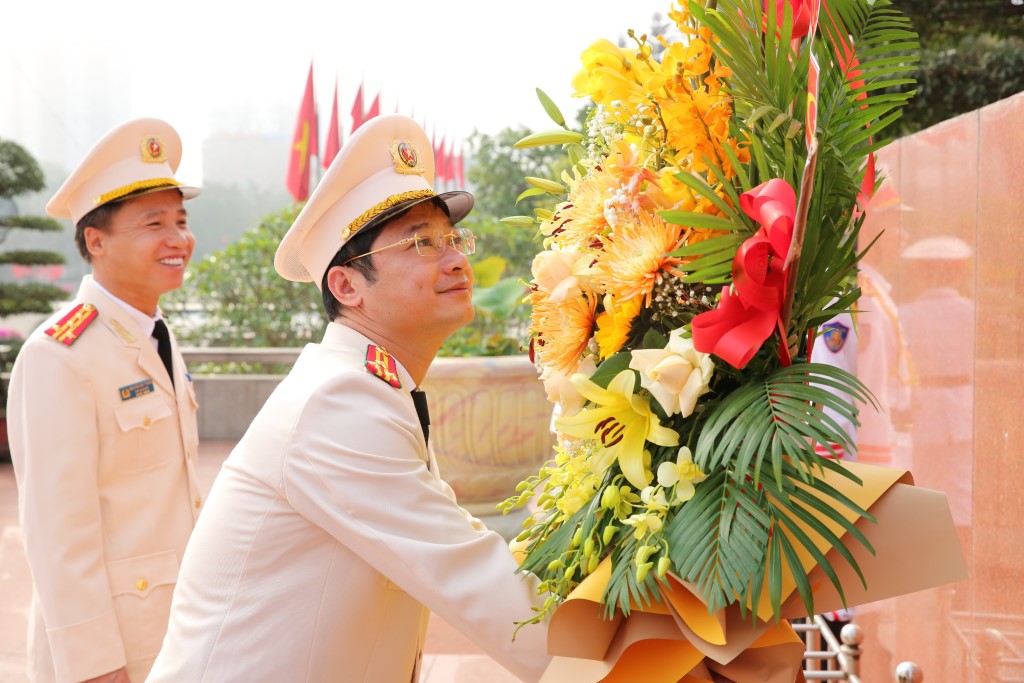 Đồng chí Thượng tá Trần Ngọc Tuấn, Phó Giám đốc Công an tỉnh dâng lẵng hoa tươi thắm lên tượng đài Chủ tịch Hồ Chí Minh