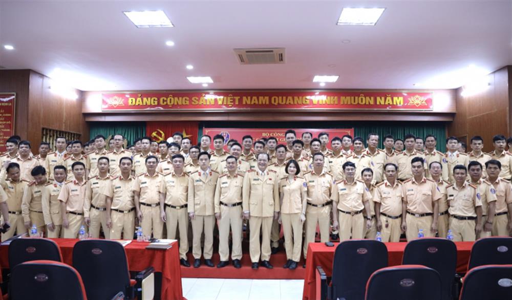 Thiếu tướng Nguyễn Xuân Đức và các giảng viên, học viên tại Lớp tập huấn.
