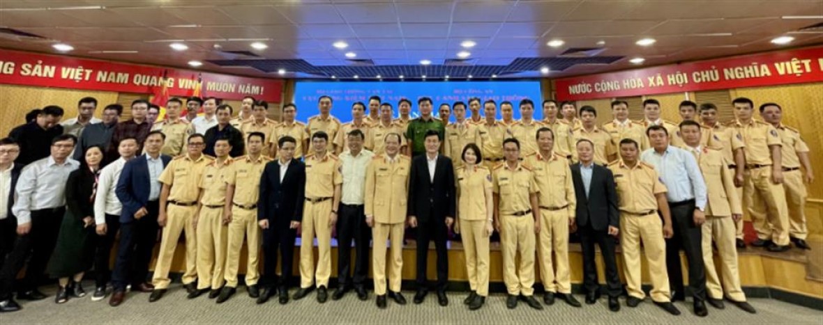 Đại diện lãnh đạo Cục CSGT và Cục Đăng kiểm Việt Nam cùng các cán bộ CSGT tăng cường hỗ trợ các Trung tâm đăng kiểm đợt 1.