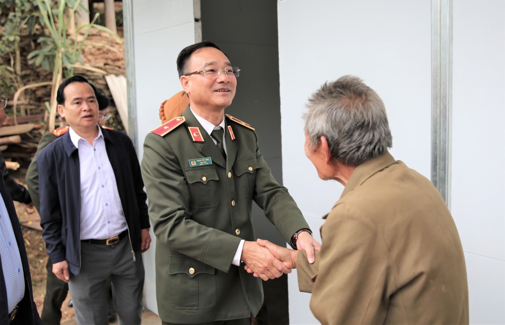 Đồng chí Thiếu tướng Phạm Thế Tùng ân cần thăm hỏi, động viên gia đình được hỗ trợ xây dựng nhà ở tại xã Chiêu Lưu, huyện Kỳ Sơn