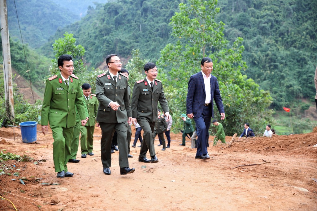 Đồng chí Thiếu tướng Phạm Thế Tùng, Ủy viên Ban Thường vụ Tỉnh ủy, Giám đốc Công an tỉnh kiểm tra tiến độ triển khai xây dựng nhà ở cho hộ nghèo tại huyện Tương Dương