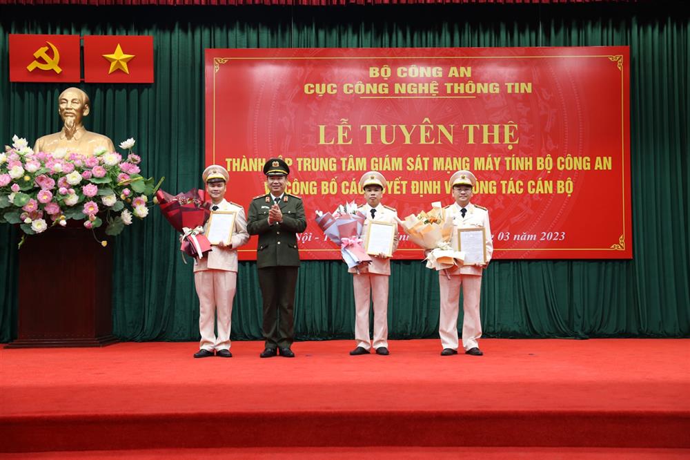  Đại tá Đào Anh Sơn, Giám đốc Trung tâm Giám sát mạng máy tính Bộ Công an thay mặt Ban Giám đốc Trung tâm thực hiện nghi thức tuyên thệ.