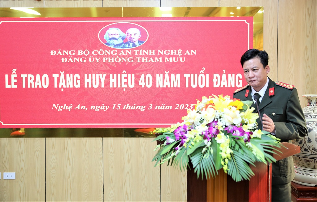 Lãnh đạo Phòng Tham mưu công bố quyết định tặng huy hiệu 40 năm tuổi Đảng của Ban Thường vụ Tỉnh ủy đối với đồng chí Thiếu tướng Nguyễn Hữu Cầu