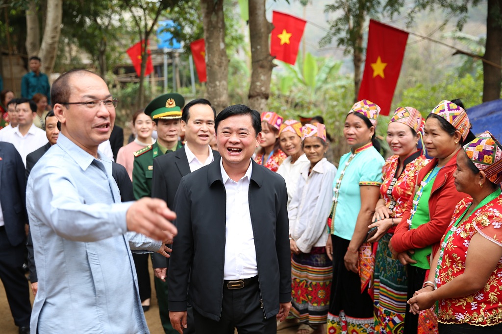 Các đồng chí lãnh đạo tỉnh về chung vui với bà con Nhân dân xã Chiêu Lưu
