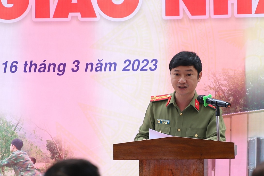 Đồng chí Thượng tá Trần Ngọc Tuấn, Phó Giám đốc Công an tỉnh báo cáo tóm tắt quá trình xây dựng nhà cho người nghèo, người có hoàn cảnh khó khăn