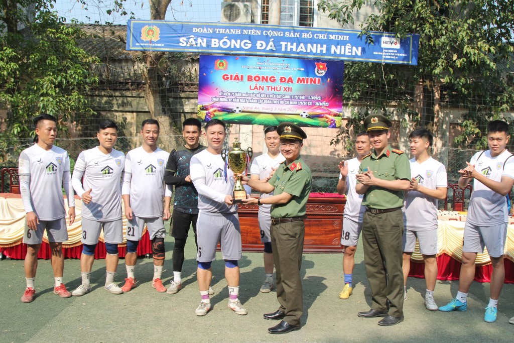 Đồng chí Thượng tá Trần Ngọc Tuấn, Phó Giám đốc Công an tỉnh trao Cúp vô địch cho đội bóng Phòng Cảnh sát cơ động