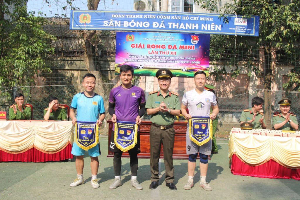 Đồng chí Thượng tá Trần Ngọc Tuấn, Phó Giám đốc Công an tỉnh trao giải phụ cho các cầu thủ