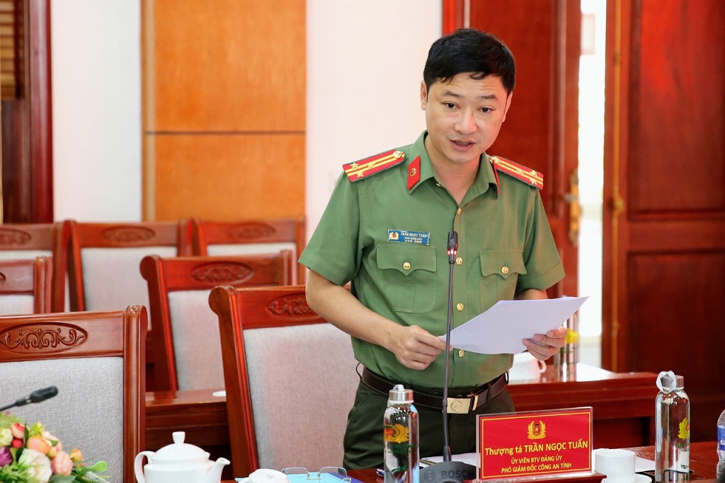 Đồng chí Thượng tá Trần Ngọc Tuấn - Phó Giám đốc Công an tỉnh báo cáo tóm tắt kết quả triển khai công tác xây dựng nhà cho người nghèo và thông qua Kế hoạch 169 