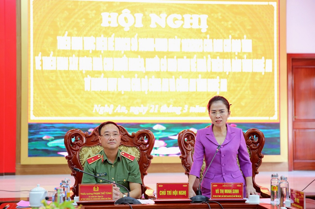 Đồng chí Võ Thị Minh Sinh - Ủy viên Ban Thường vụ Tỉnh ủy, Chủ tịch Ủy ban Mặt trận Tổ quốc Việt Nam tỉnh Nghệ An phát biểu tại Hội nghị