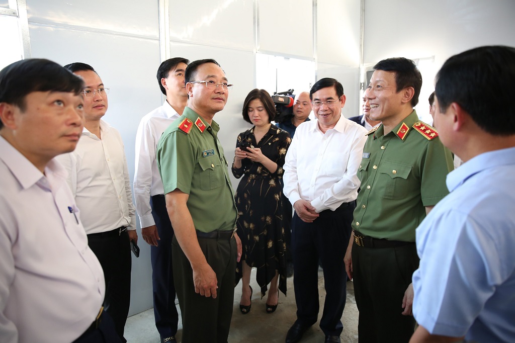 Các đồng chí lãnh đạo Bộ Công an và tỉnh Nghệ An tham quan và chung vui với bà con trong ngôi nhà mới 