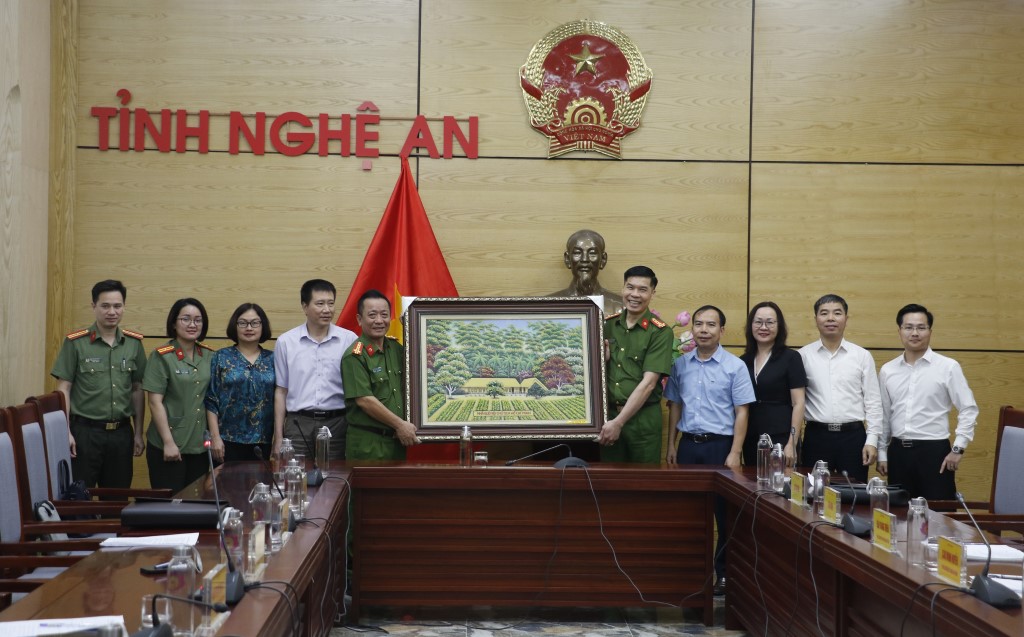 Tổ công tác triển khai Đề án 06/CP của Nghệ An tặng quà lưu niệm cho Đoàn công tác tỉnh Yên Bái