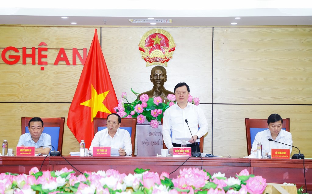 Đồng chí Nguyễn Đức Trung, Phó Bí thư Tỉnh ủy, Chủ tịch UBND tỉnh chủ trì phiên họp