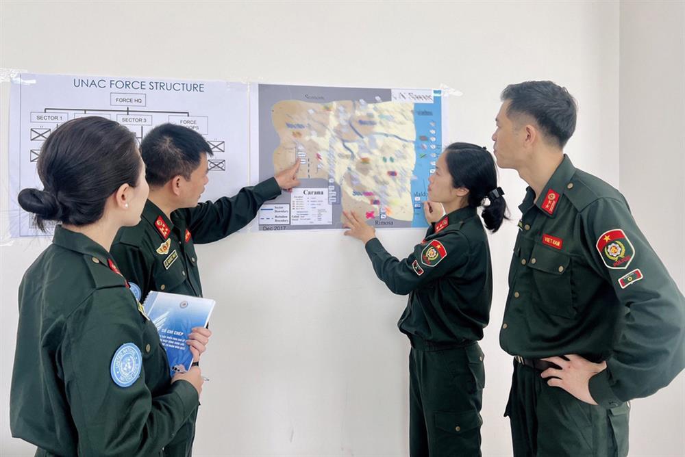Các sỹ quan CAND Việt Nam tham gia hoạt động GGHB LHQ thực hành tác chiến.