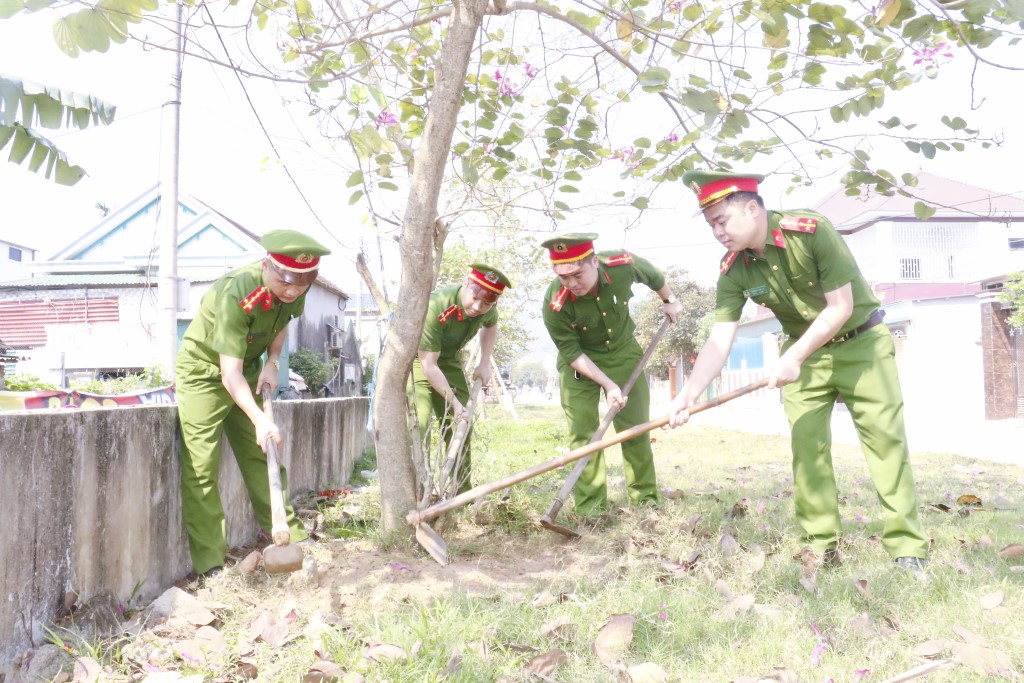 ĐVTN Phòng Cảnh sát môi trường chăm sóc, cuốc cỏ, vun gốc, tưới nước hơn 50 cây hoa ban mà trước đó đơn vị trồng tại huyện Nam Đàn