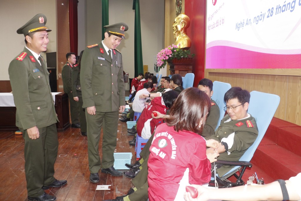 ĐVTN Công an Nghệ An tham gia hiến máu nhân đạo