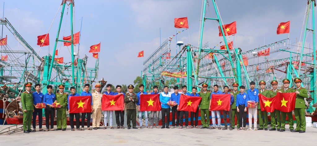 Đoàn Thanh niên Công an Nghệ An tặng cờ Tổ quốc cho bà con ngư dân huyện Quỳnh Lưu