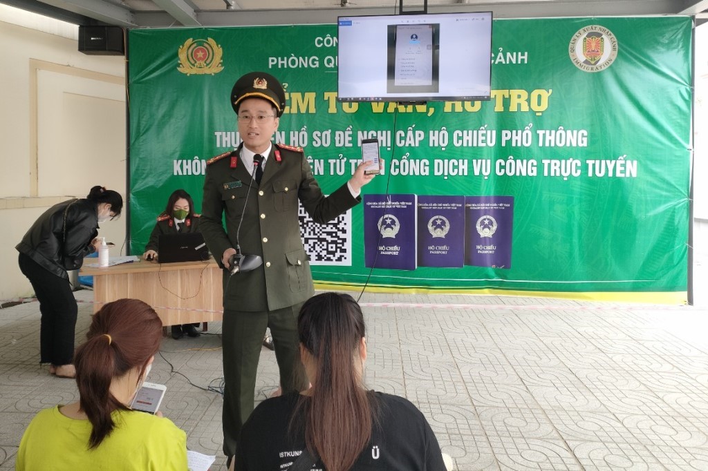 Đoàn Thanh niên phối hợp Phòng Quản lý xuất nhập cảnh Công an tỉnh Nghệ An hướng dẫn người dân làm hộ chiếu online
