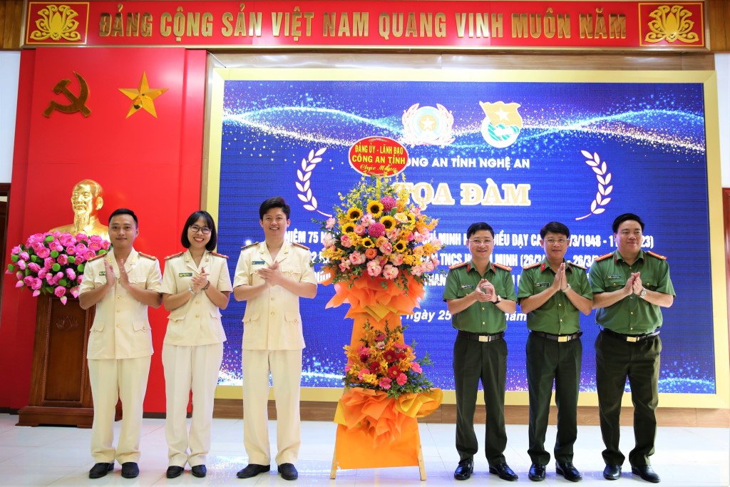 Đảng ủy, Lãnh đạo Công an tỉnh tặng hoa chúc mừng Ban chấp hành Đoàn Thanh niên Công an tỉnh