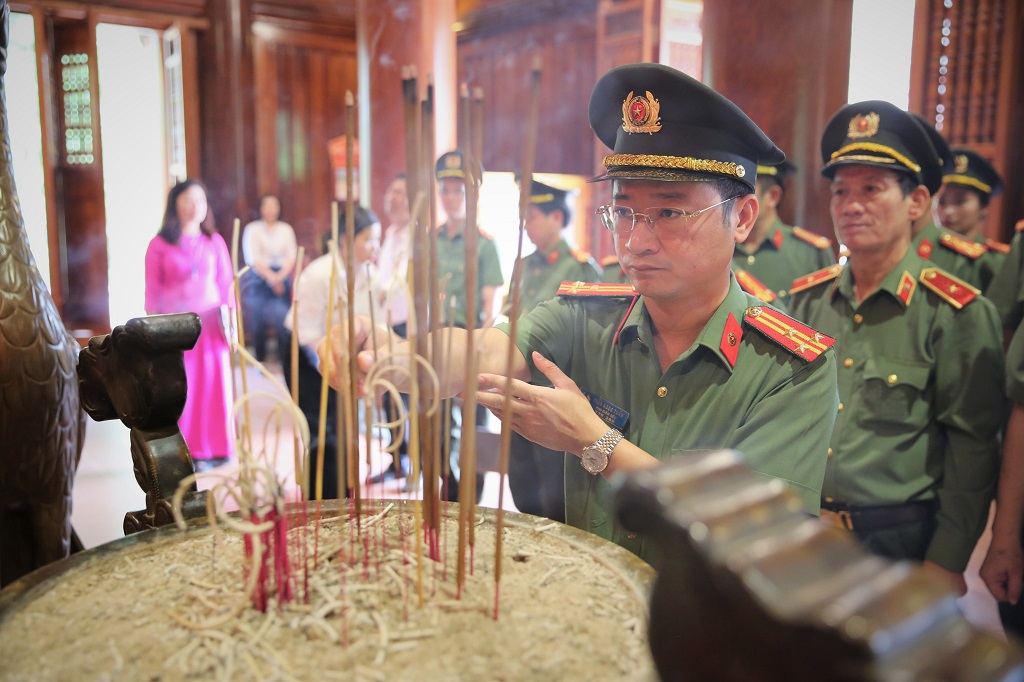 Đồng chí Thượng tá Trần Ngọc Tuấn, Phó Giám đốc Công an tỉnh thắp hương tưởng niệm Chủ tịch Hồ Chí Minh
