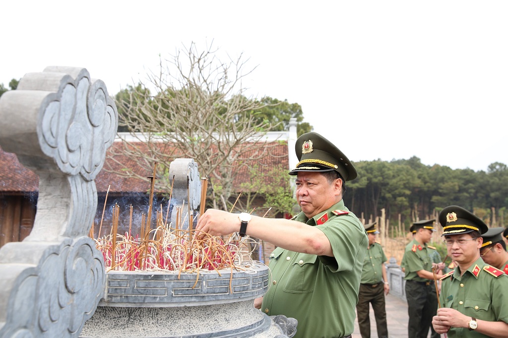 Ban Giám đốc Học viện ANND thắp hương tại Đền Chung Sơn