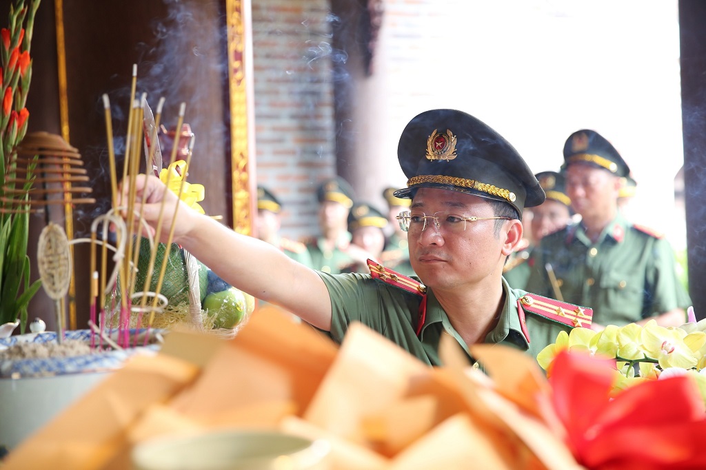 Đồng chí Thượng tá Trần Ngọc Tuấn, Phó Giám đốc Công an tỉnh thắp hương tại Đền Chung Sơn