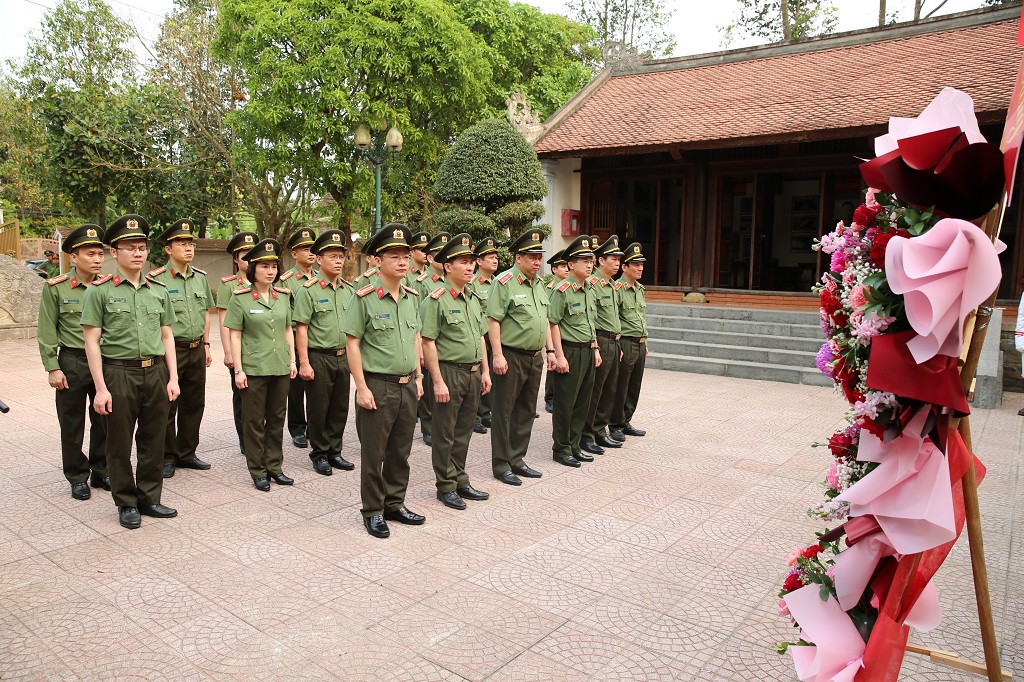 Đoàn đại biểu dâng hoa, dâng hương tại Nhà tưởng niệm Cố Bộ trưởng Trần Quốc Hoàn