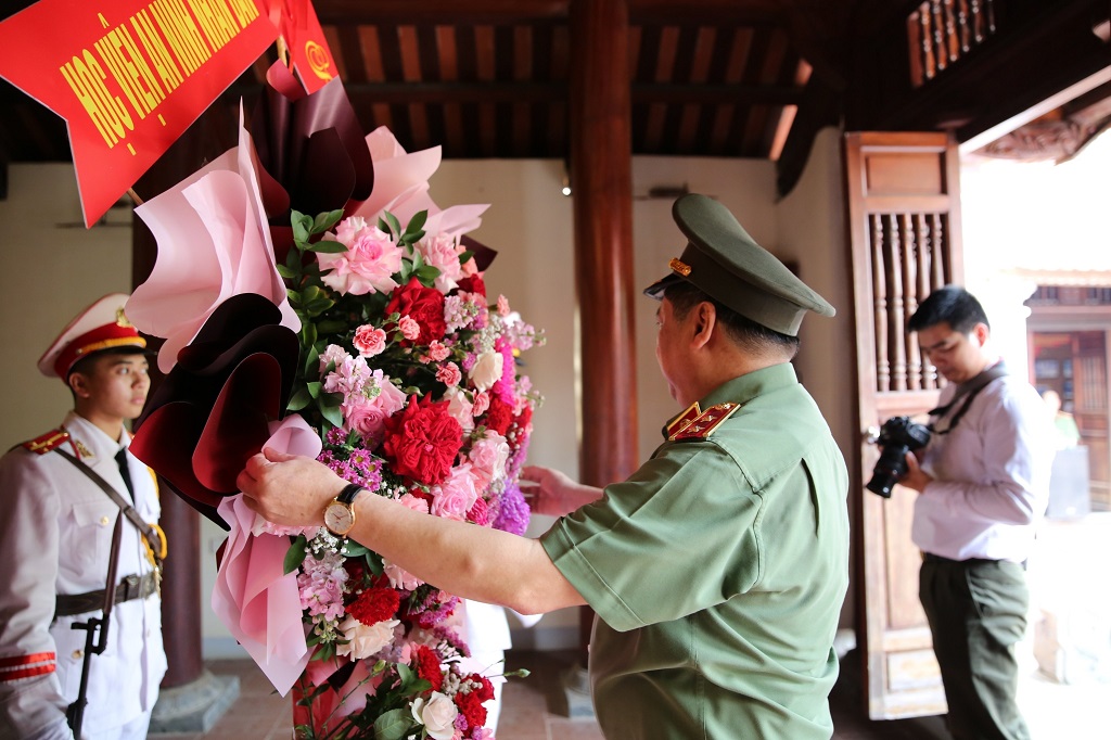 Dâng lẵng hoa tươi thắm lên anh linh Bộ trưởng Trần Quốc Hoàn