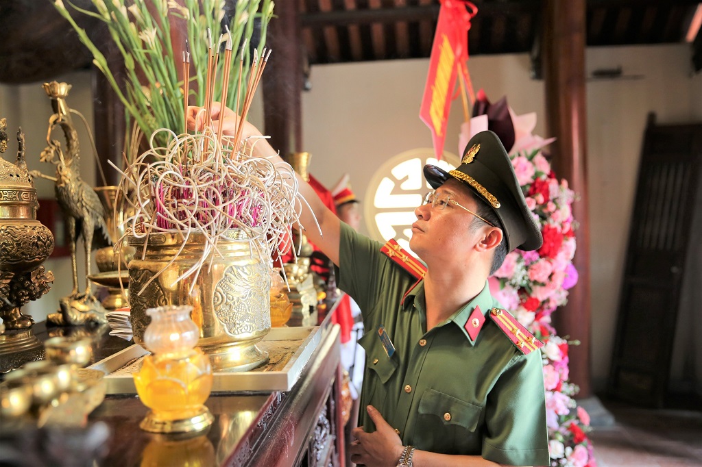 Đồng chí Thượng tá Trần Ngọc Tuấn, Phó Giám đốc Công an tỉnh thắp hương tưởng niệm Cố Bộ trưởng Trần Quốc Hoàn