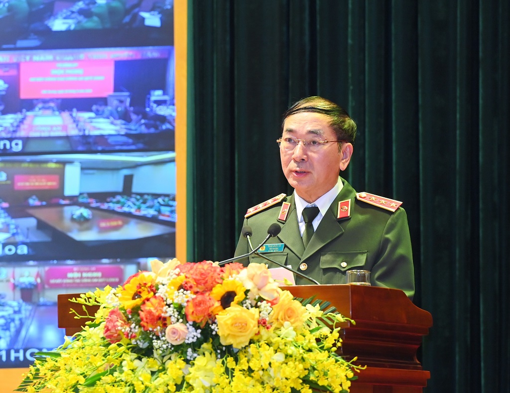 Đồng chí Thứ trưởng Trần Quốc Tỏ phát biểu khai mạc và điều hành tham luận tại Hội nghị