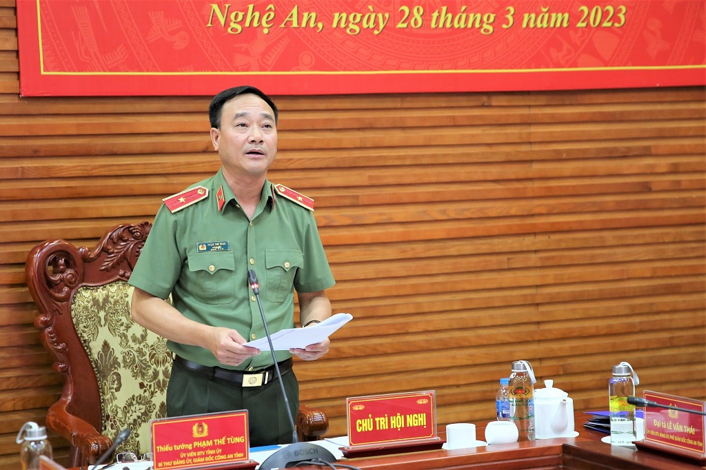 Đồng chí Thiếu tướng Phạm Thế Tùng, Giám đốc Công an tỉnh trình bày tham luận tại Hội nghị
