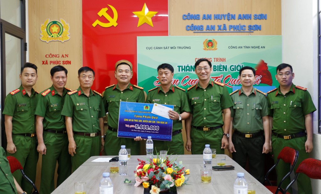 Phòng Cảnh sát PCTP về môi trường tặng quà, động viên Công an xã Phúc Sơn, huyện Anh Sơn