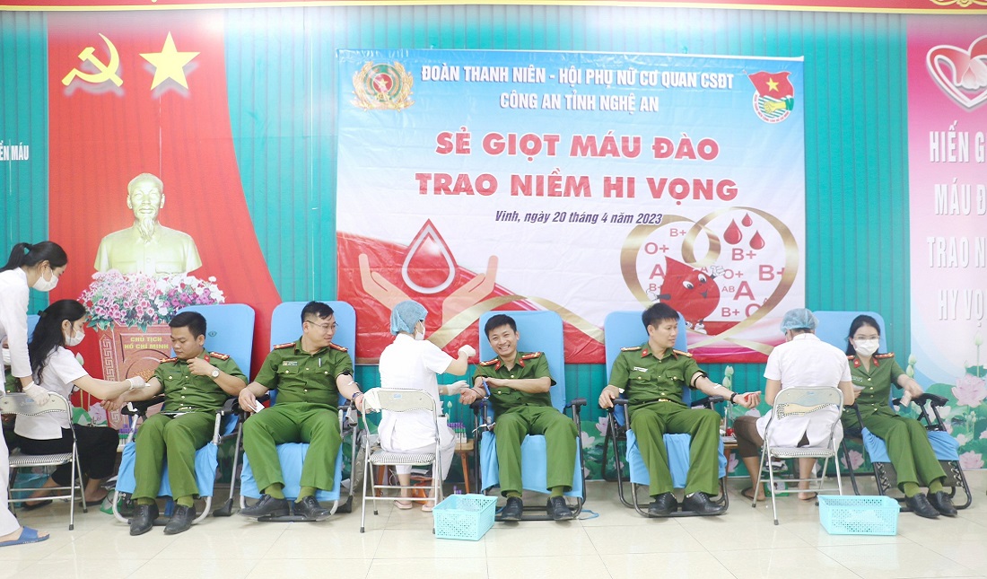 150 cán bộ, chiến sĩ tham gia hiến máu tình nguyện