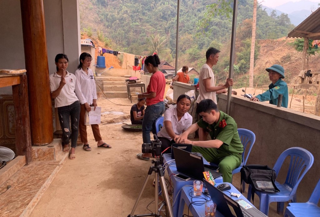 Đến tận nhà cấp căn cước công dân cho người dân tại huyện miền núi Kỳ Sơn