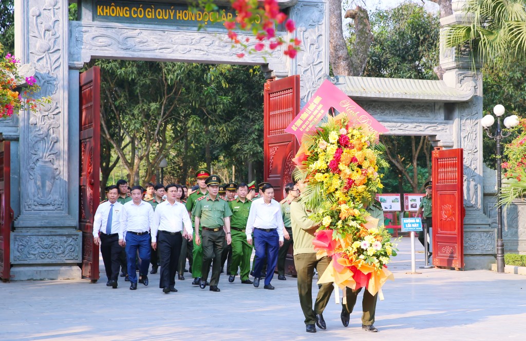 Đoàn đã đến dâng hoa, dâng hương tại Khu di tích Kim Liên, huyện Nam Đàn