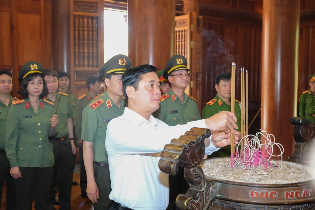 Đồng chí Thái Thanh Quý, Bí thư Tỉnh ủy Nghệ An dâng hương tưởng nhớ công ơn trời biển của Chủ tịch Hồ Chí Minh
