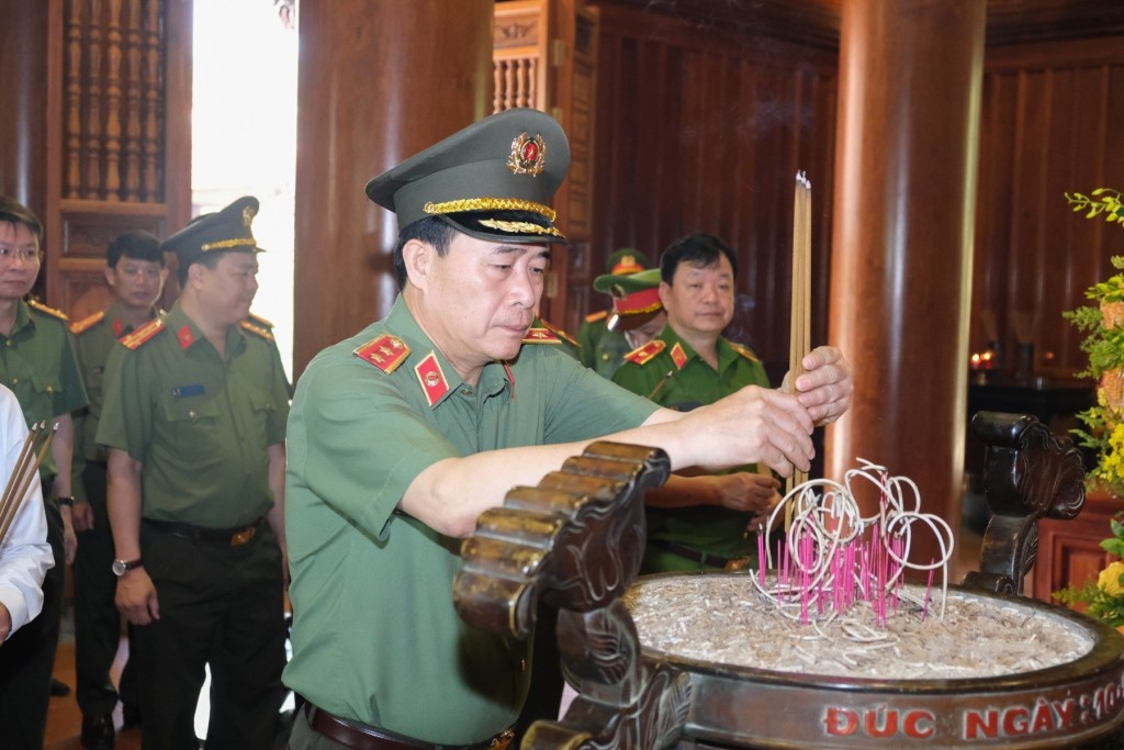 Đồng chí Trung tướng Lê Quốc Hùng, Thứ trưởng Bộ Công an thành kính dâng nén hương tưởng nhớ công lao trời biển Chủ tịch Hồ Chí Minh
